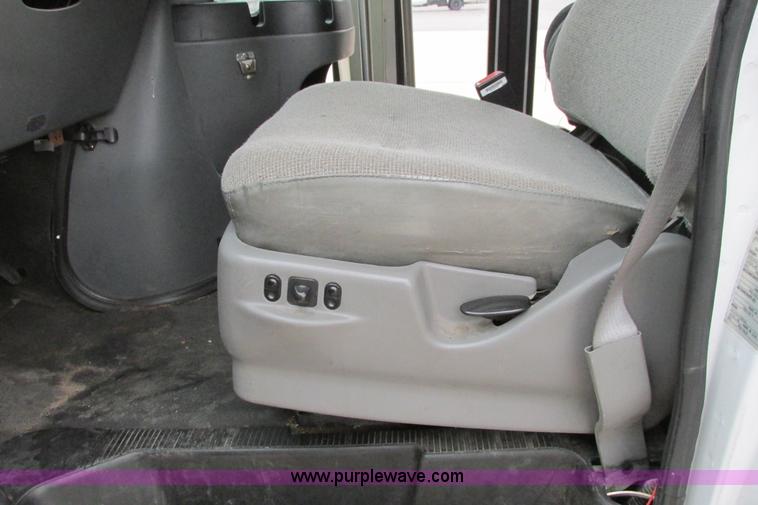 image for item I9649 2006 Ford 801 shuttle bus