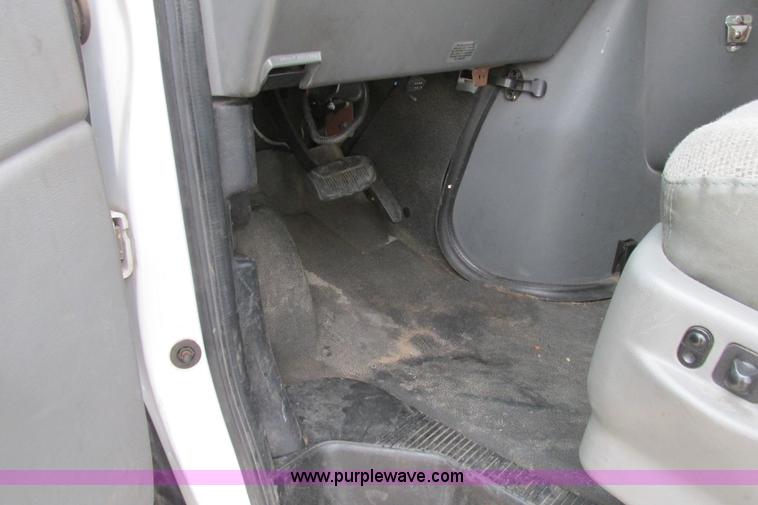 image for item I9649 2006 Ford 801 shuttle bus