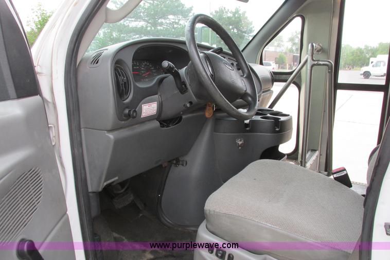 image for item I9649 2006 Ford 801 shuttle bus