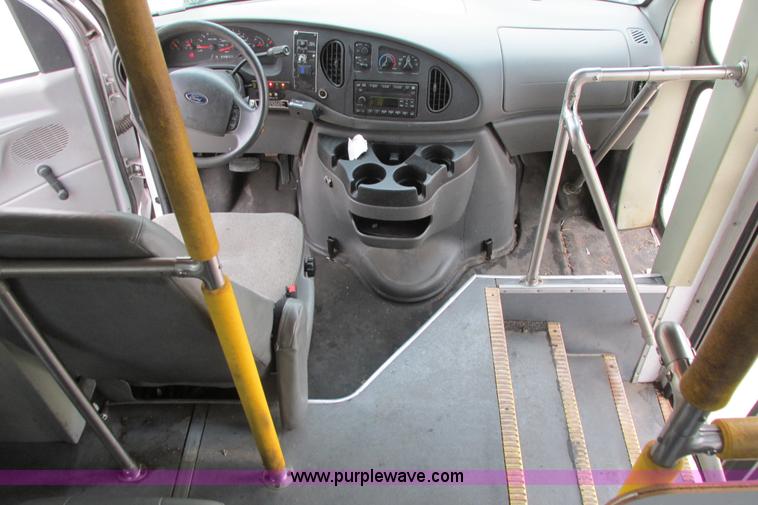 image for item I9649 2006 Ford 801 shuttle bus