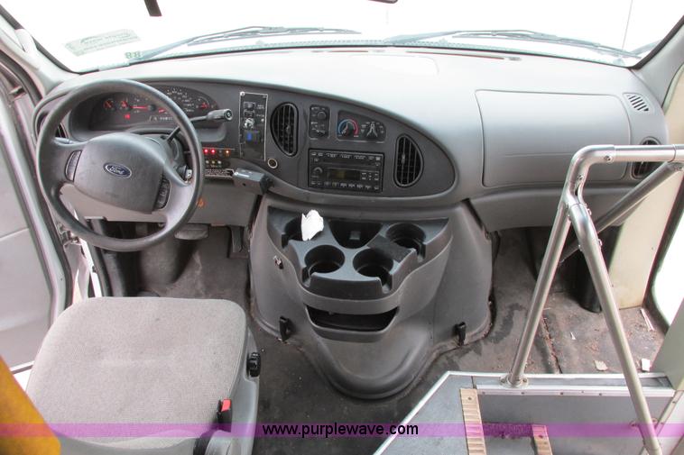 image for item I9649 2006 Ford 801 shuttle bus