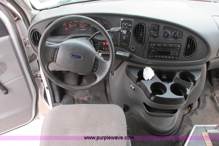 image for item I9649 2006 Ford 801 shuttle bus