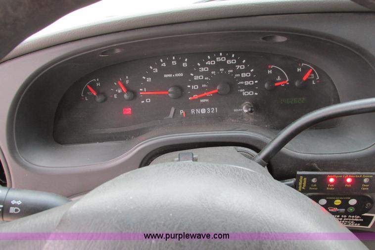 image for item I9649 2006 Ford 801 shuttle bus