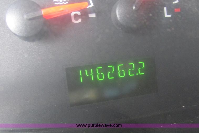 image for item I9649 2006 Ford 801 shuttle bus