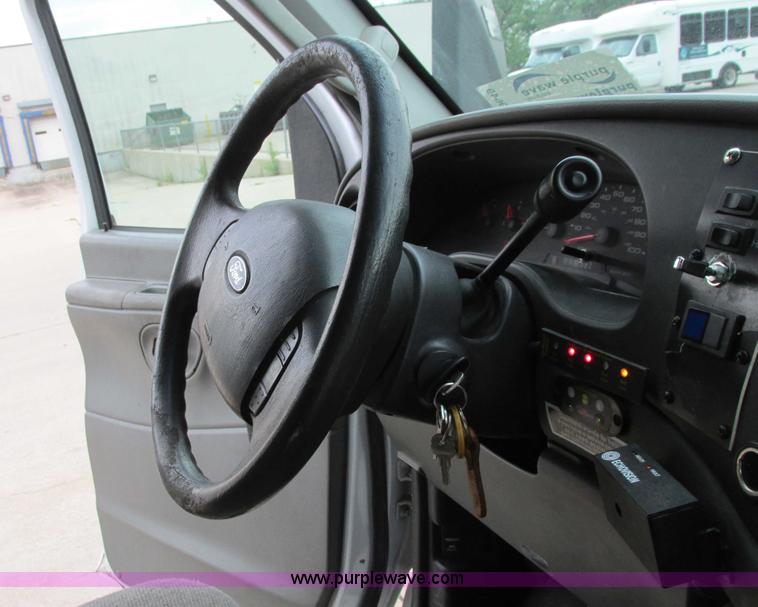 image for item I9649 2006 Ford 801 shuttle bus