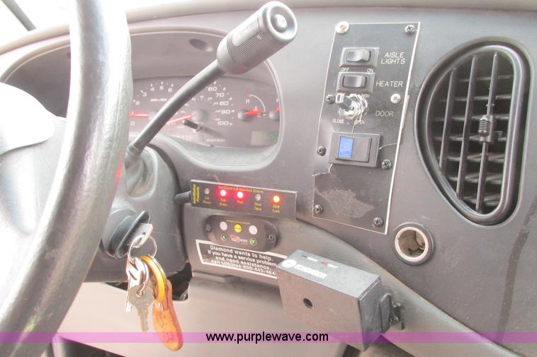 image for item I9649 2006 Ford 801 shuttle bus