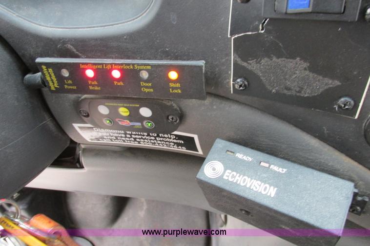 image for item I9649 2006 Ford 801 shuttle bus