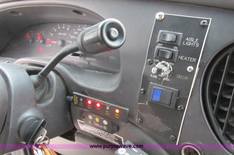 image for item I9649 2006 Ford 801 shuttle bus