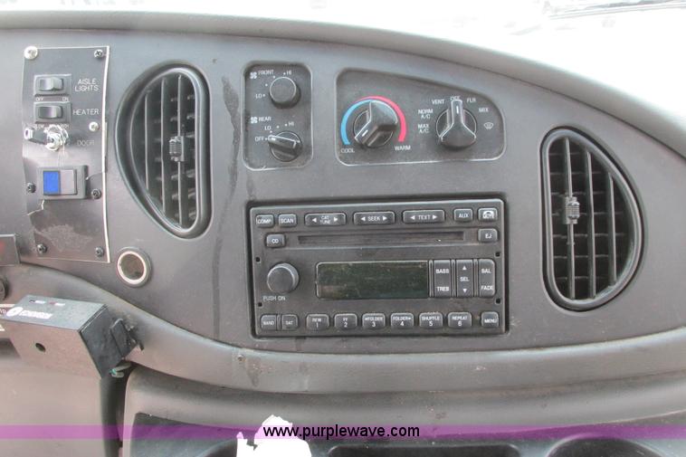 image for item I9649 2006 Ford 801 shuttle bus