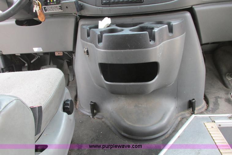image for item I9649 2006 Ford 801 shuttle bus