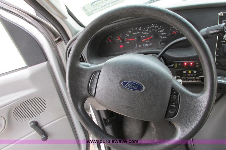 image for item I9649 2006 Ford 801 shuttle bus