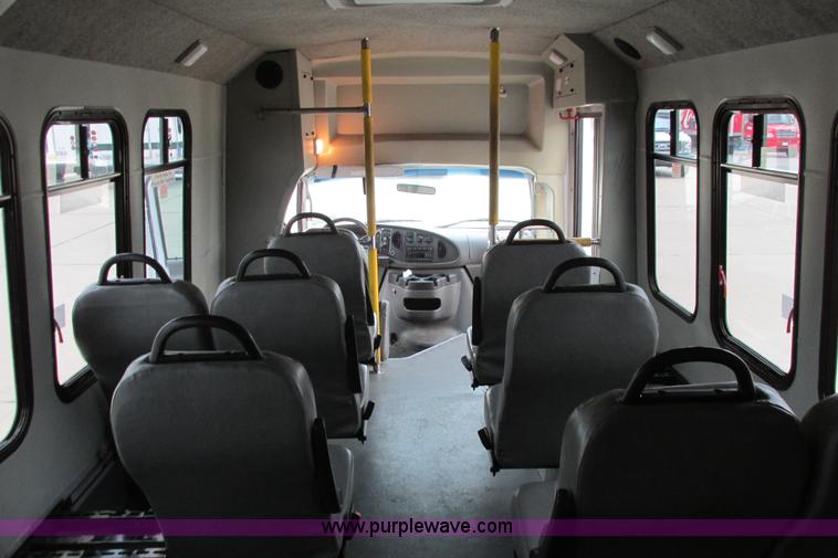 image for item I9649 2006 Ford 801 shuttle bus