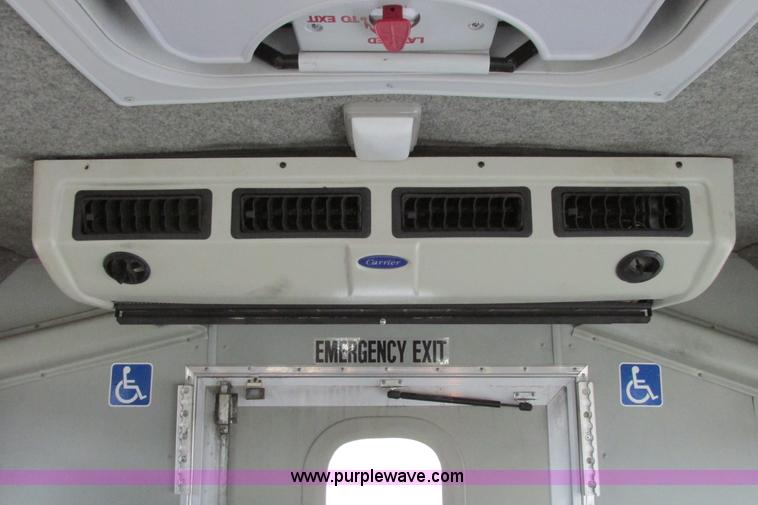 image for item I9649 2006 Ford 801 shuttle bus