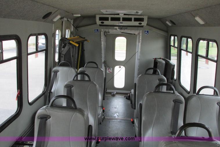 image for item I9649 2006 Ford 801 shuttle bus