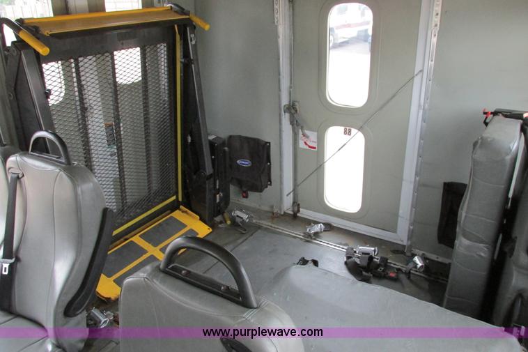 image for item I9649 2006 Ford 801 shuttle bus