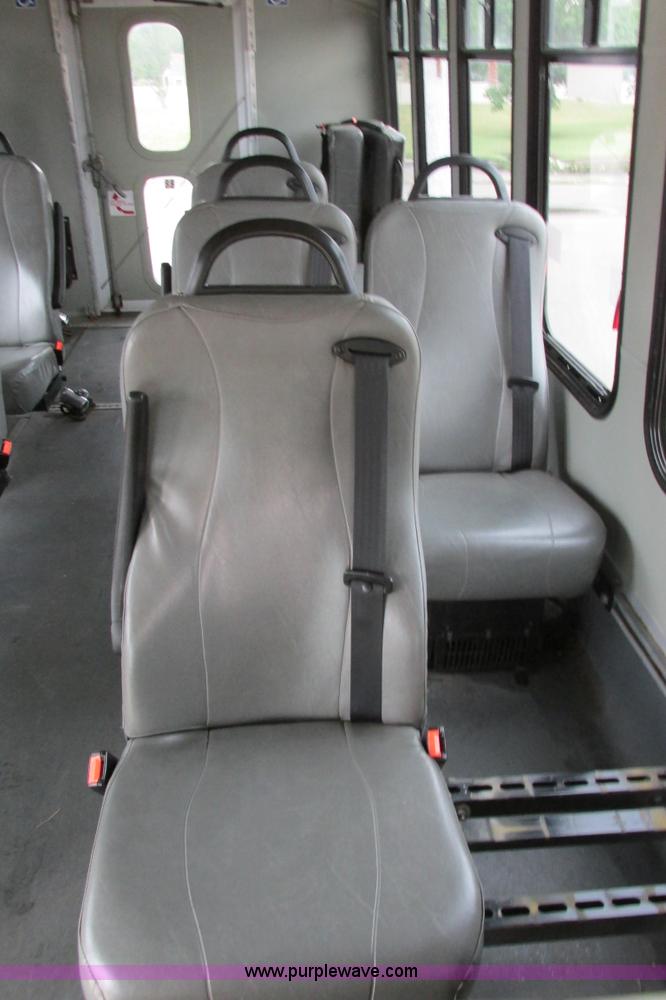 image for item I9649 2006 Ford 801 shuttle bus