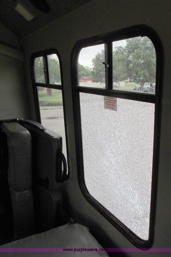 image for item I9649 2006 Ford 801 shuttle bus