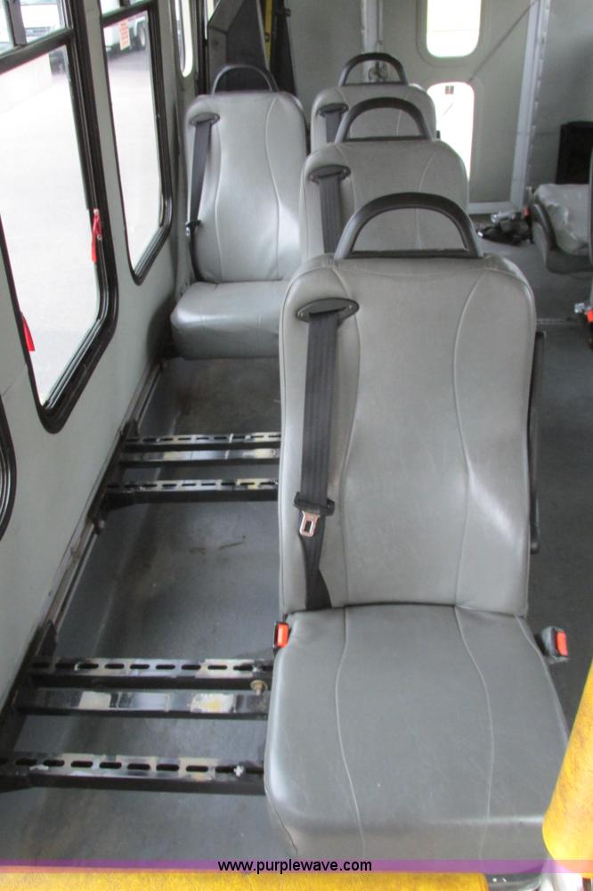 image for item I9649 2006 Ford 801 shuttle bus