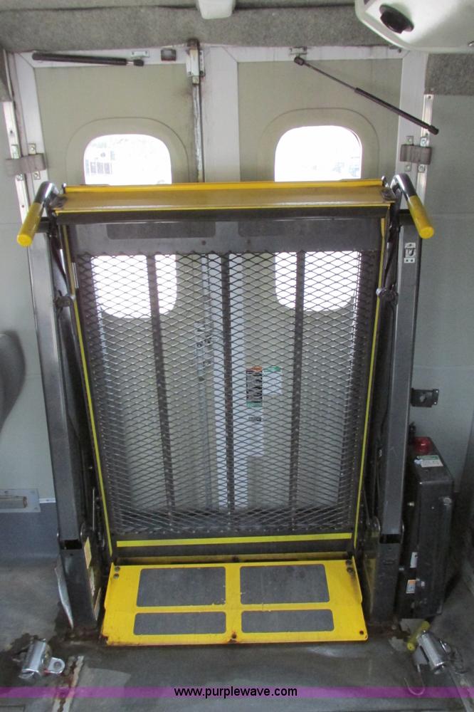 image for item I9649 2006 Ford 801 shuttle bus