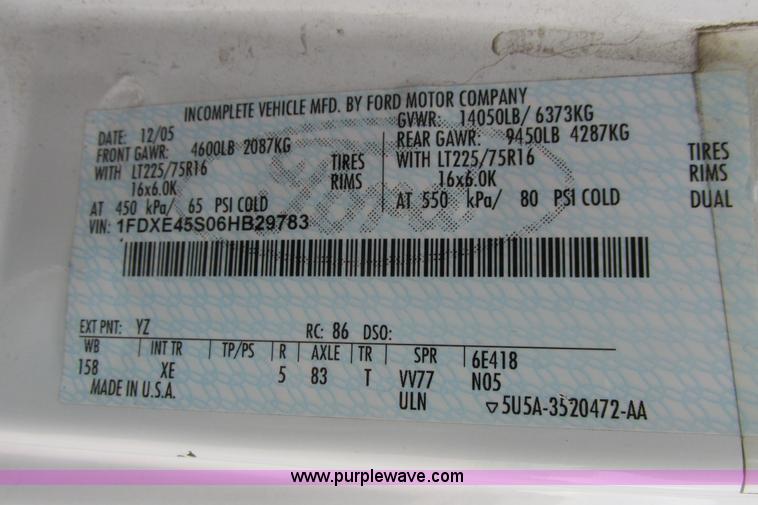 image for item I9649 2006 Ford 801 shuttle bus