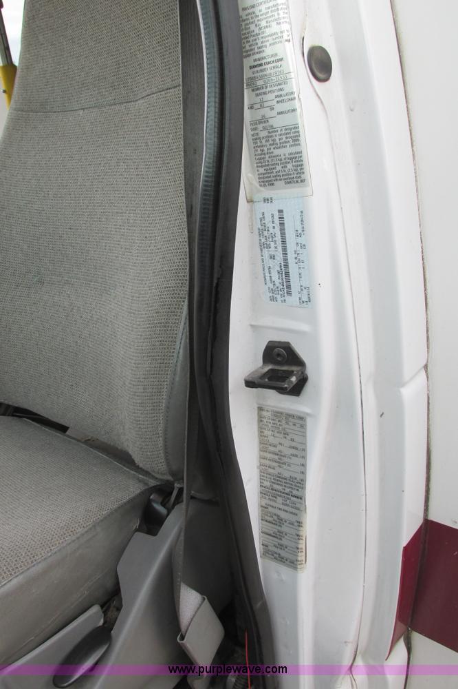 image for item I9649 2006 Ford 801 shuttle bus