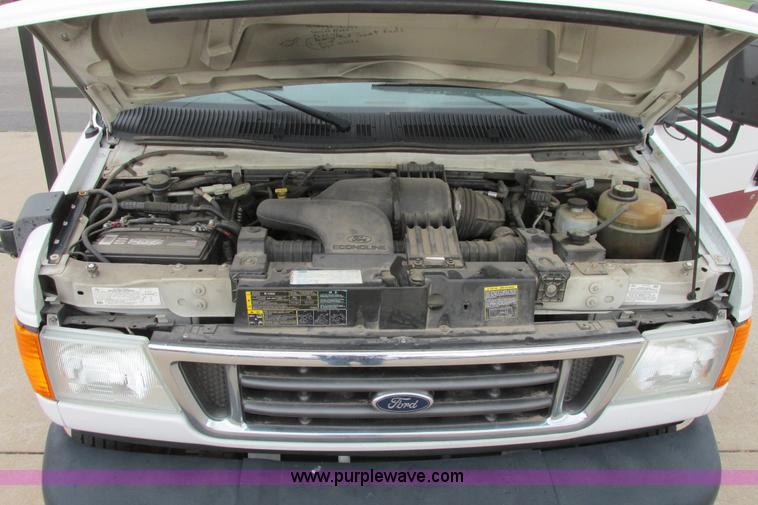 image for item I9649 2006 Ford 801 shuttle bus