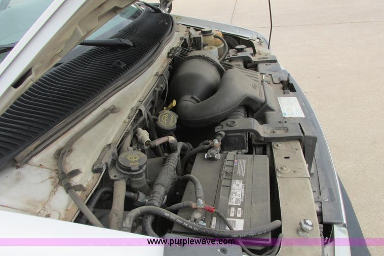 image for item I9649 2006 Ford 801 shuttle bus