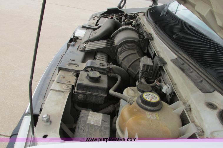 image for item I9649 2006 Ford 801 shuttle bus