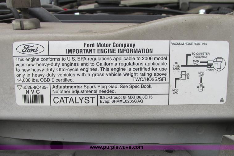 image for item I9649 2006 Ford 801 shuttle bus