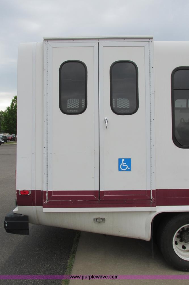 image for item I9649 2006 Ford 801 shuttle bus