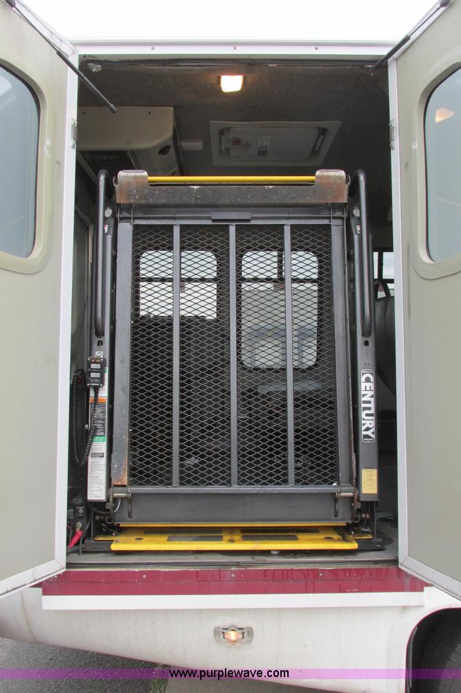 image for item I9649 2006 Ford 801 shuttle bus