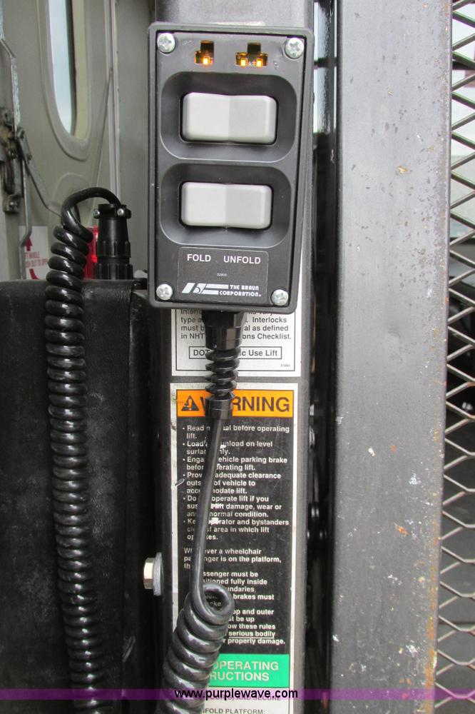 image for item I9649 2006 Ford 801 shuttle bus