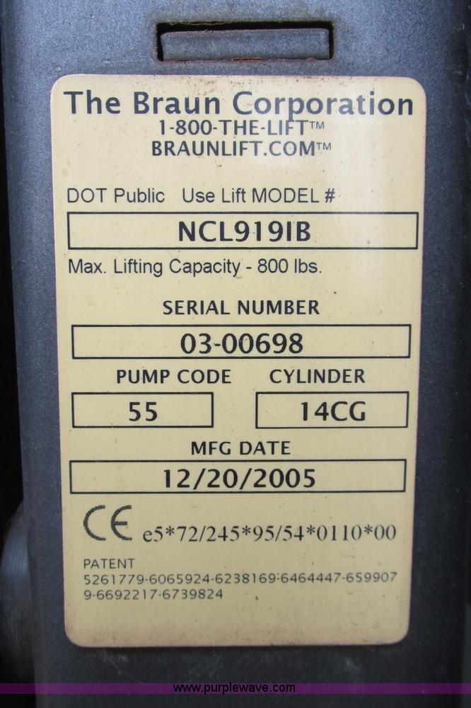 image for item I9649 2006 Ford 801 shuttle bus