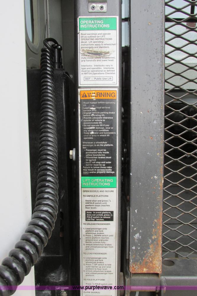 image for item I9649 2006 Ford 801 shuttle bus