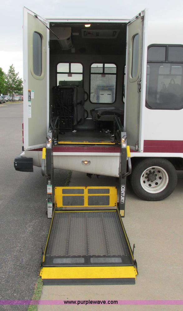 image for item I9649 2006 Ford 801 shuttle bus