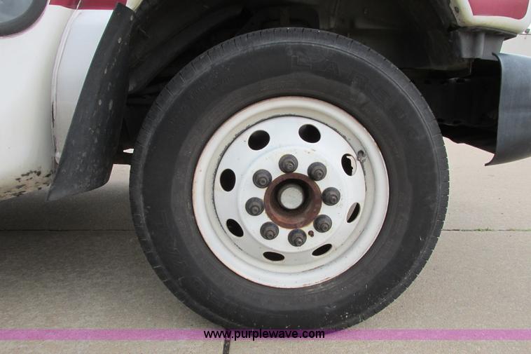 image for item I9649 2006 Ford 801 shuttle bus