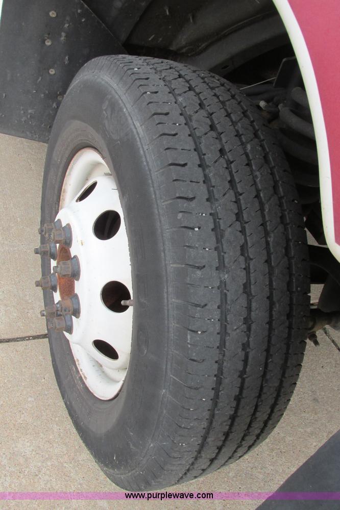 image for item I9649 2006 Ford 801 shuttle bus