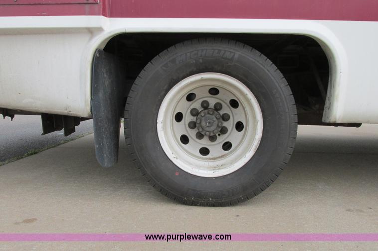 image for item I9649 2006 Ford 801 shuttle bus