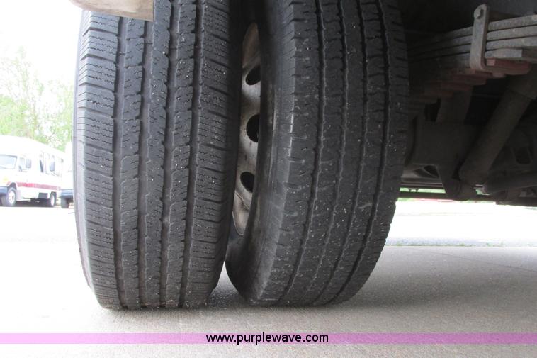 image for item I9649 2006 Ford 801 shuttle bus