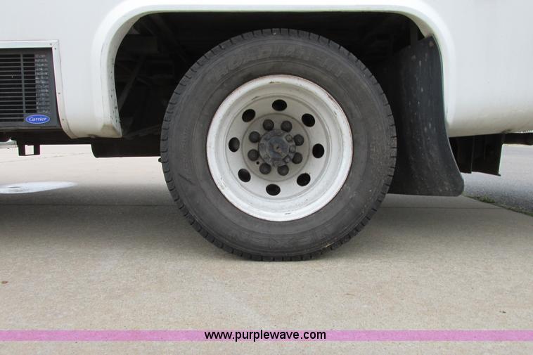 image for item I9649 2006 Ford 801 shuttle bus