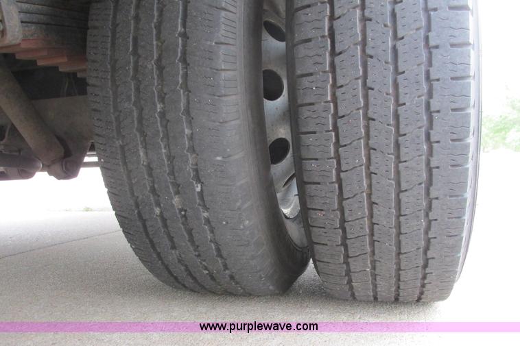 image for item I9649 2006 Ford 801 shuttle bus