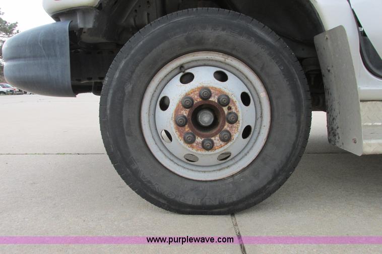 image for item I9649 2006 Ford 801 shuttle bus