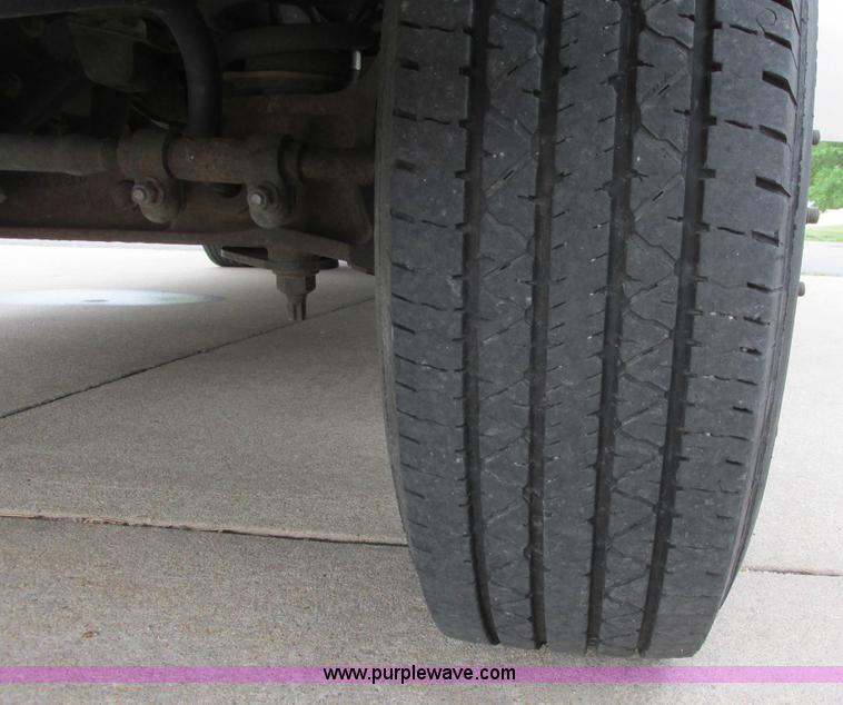 image for item I9649 2006 Ford 801 shuttle bus