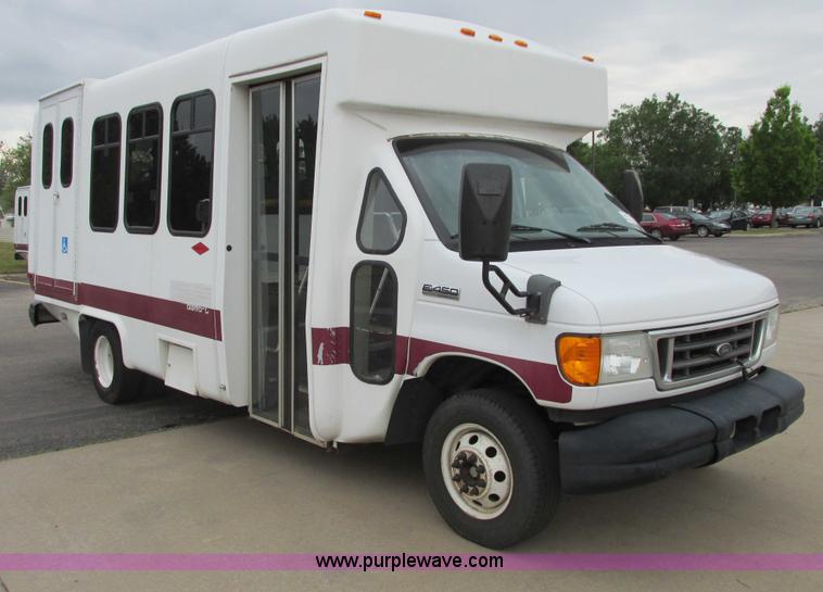 image for item I9650 2006 Ford 801 shuttle bus