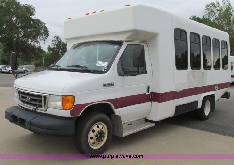image for item I9650 2006 Ford 801 shuttle bus