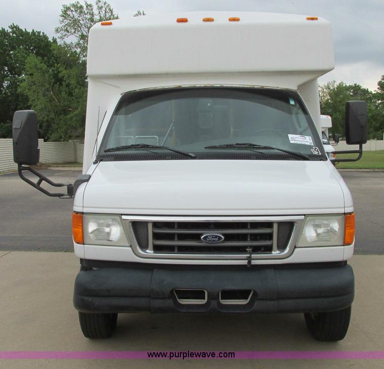 image for item I9650 2006 Ford 801 shuttle bus