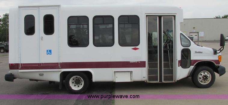 image for item I9650 2006 Ford 801 shuttle bus