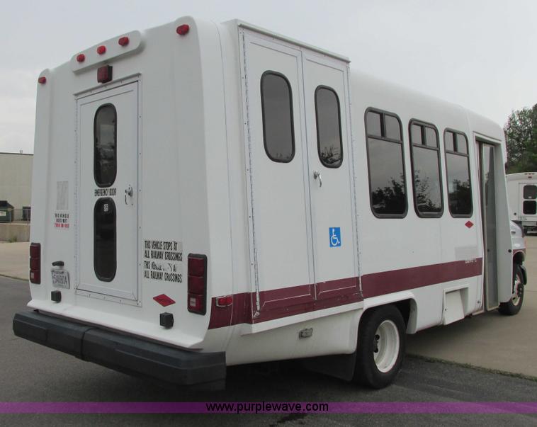 image for item I9650 2006 Ford 801 shuttle bus