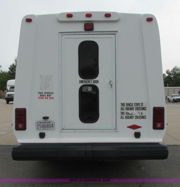 image for item I9650 2006 Ford 801 shuttle bus
