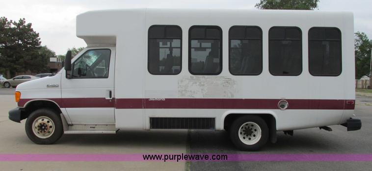 image for item I9650 2006 Ford 801 shuttle bus